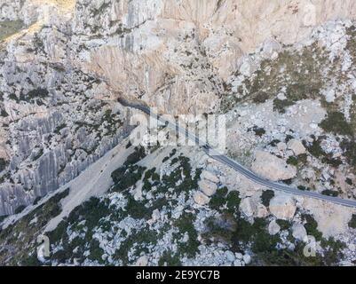 Viste mozzafiato sul mare infinito e sulle maestose montagne. La strada è chiamata il serpente di SA Calobra, Maiorca, Spagna Foto Stock