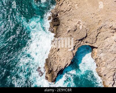 Ampia vista angolare della spiaggia naturale Cala Formentera a Palma di Maiorca, Isole Baleari, Spagna Foto Stock