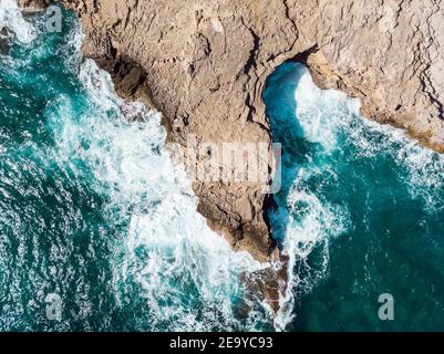 Ampia vista angolare della spiaggia naturale Cala Formentera a Palma di Maiorca, Isole Baleari, Spagna Foto Stock