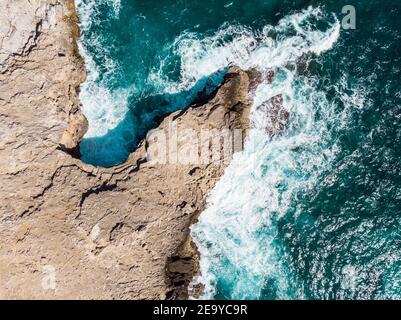 Ampia vista angolare della spiaggia naturale Cala Formentera a Palma di Maiorca, Isole Baleari, Spagna Foto Stock