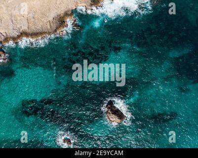 Ampia vista angolare della spiaggia naturale Cala Formentera a Palma di Maiorca, Isole Baleari, Spagna Foto Stock