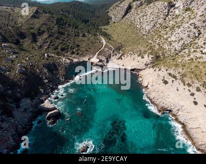 Ampia vista angolare della spiaggia naturale Cala Formentera a Palma di Maiorca, Isole Baleari, Spagna Foto Stock