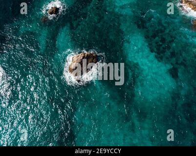 Ampia vista angolare della spiaggia naturale Cala Formentera a Palma di Maiorca, Isole Baleari, Spagna Foto Stock