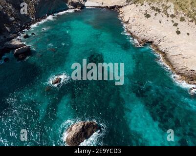 Ampia vista angolare della spiaggia naturale Cala Formentera a Palma di Maiorca, Isole Baleari, Spagna Foto Stock