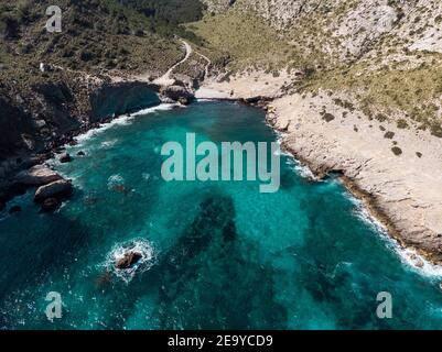 Ampia vista angolare della spiaggia naturale Cala Formentera a Palma di Maiorca, Isole Baleari, Spagna Foto Stock