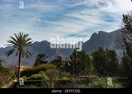 Un bellissimo paesaggio di montagne e vista sul mediterraneo di Port de Soller, Maiorca, Spagna, Europa Foto Stock