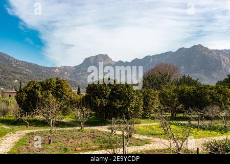 Un bellissimo paesaggio di montagne e vista sul mediterraneo di Port de Soller, Maiorca, Spagna, Europa Foto Stock