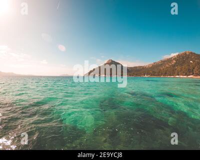 Vista aerea del drone, splendida vista panoramica delle montagne e acque cristalline blu sulla riva dell'isola di Mallorca, Isole Baleari, Spagna Foto Stock