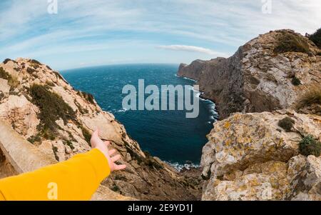 Pittoresco paesaggio delle scogliere calcaree rocciose a Cala Figuera, circondato dal calmo mare blu in estate a Maiorca, nelle Isole Baleari, in Spagna Foto Stock