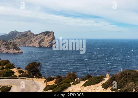 Pittoresco paesaggio delle scogliere calcaree rocciose a Cala Figuera circondato dal calmo mare blu in estate a Santanyi, Maiorca nelle Isole Baleari Foto Stock