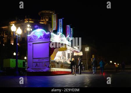 Spagna; 2021 gennaio: Churrería vendita di churros, pasticceria tradizionale spagnola, clienti che acquistano churros di notte, negozio di Street food in Spagna. Cibo st Foto Stock