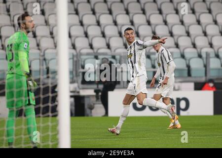 Cristiano Ronaldo (Juventus FC) festeggia il gol durante la Juventus FC vs COME Roma, la serie calcistica italiana A a Torino. , . Febbraio 06 2021 (Foto di IPA/Sipa USA) Credit: Sipa USA/Alamy Live News Foto Stock