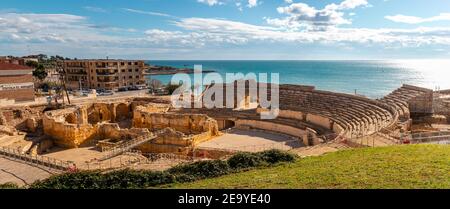 Rovine dell'antico anfiteatro romano costruito durante l'impero romano, chiesa romanica all'interno, città di Tarraco - Tarragona, Catalogna, Spagna, dal Med Foto Stock