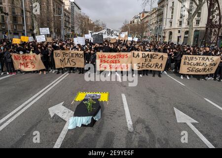 Durante la manifestazione i manifestanti tengono striscioni.professionisti, insegnanti e studenti delle scuole di danza si sono riuniti a Passeig de Gràcia per chiedere la sospensione delle misure restrittive derivanti dalle infezioni del Covid per recuperare le lezioni di danza e tornare al lavoro. Foto Stock