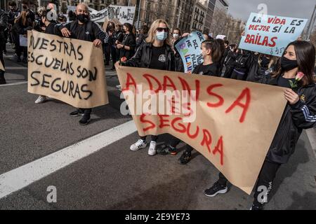 Durante la manifestazione i manifestanti tengono striscioni.professionisti, insegnanti e studenti delle scuole di danza si sono riuniti a Passeig de Gràcia per chiedere la sospensione delle misure restrittive derivanti dalle infezioni del Covid per recuperare le lezioni di danza e tornare al lavoro. Foto Stock