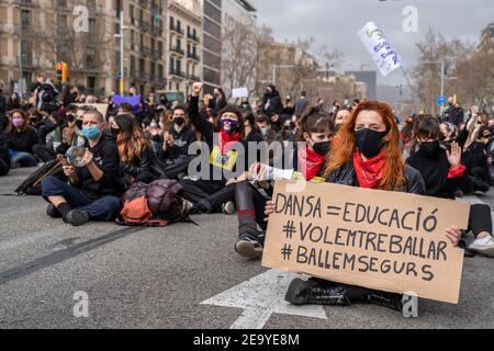 Un manifestante tiene un cartello che dice che la danza è uguale all'istruzione durante la dimostrazione.professionisti, insegnanti e studenti delle scuole di danza si sono riuniti a Passeig de Gràcia per chiedere la sospensione delle misure restrittive derivate dalle infezioni Covid per recuperare le classi di danza e tornare al lavoro. Foto Stock