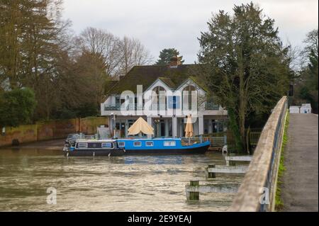 Cookham, Berkshire, Regno Unito. 6 febbraio 2021. L'acqua piena rimane sul sentiero di traino fuori del pub Ferry vicino al Ponte Cookham. Un allerta alluvione rimane in vigore lungo il tratto del Tamigi da Hurley a Cookham. Il Pound attraverso Cookham Moor è allagato all'inizio di questa settimana e rimane chiuso al traffico a seguito di inondazioni. I livelli delle acque alluvionali sono diminuiti, tuttavia, si prevede che, durante la notte, si possano verificare ulteriori precipitazioni insieme a possibili nevicate e l'Agenzia per l'ambiente sta monitorando attentamente la situazione. Credit: Maureen McLean/Alamy Live News Foto Stock