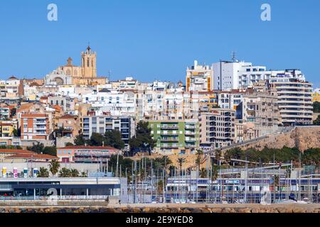 Spagna; Gen 2021: Vista del centro della città di Tarragona, la chiesa cattedrale sullo sfondo, colorati edifici di appartamenti, club di vela vicino al porto. Foto Stock