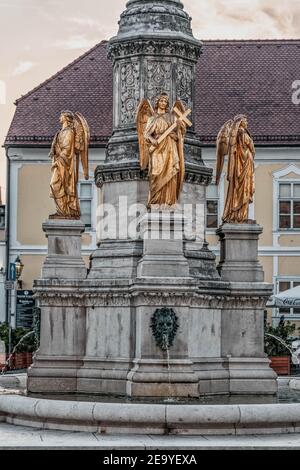 Zagabria, Croazia - 10 agosto 2020: Angelo dorato che tiene la croce sulla fontana di fronte alla Cattedrale di Zagabria Foto Stock