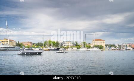 Motoscafo che entra nella baia di Zara dal Mare Adriatico. Marina con yacht ormeggiati e barche a vela, Croazia Foto Stock