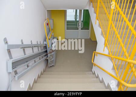 Ascensore per il sollevamento di persone disabili in un edificio pubblico. Meccanismo per le persone con disabilità Foto Stock