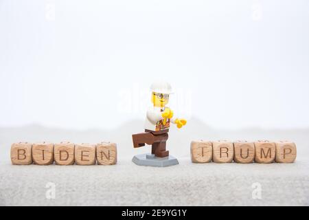 Cubetti di legno con lettere che indicano i nomi dei presidenti, e un giocattolo sotto forma di un ingegnere. Fotografia concettuale. Lettera dei bambini Foto Stock