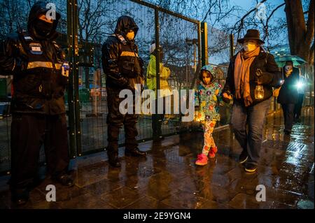 Londra, Regno Unito. 6 Feb 2021. Una veglia a lume di candela cammina lentamente intorno al perimetro - il campo anti HS2 Extention Rebellion continua ad essere sgomberato (per creare un'area di parcheggio temporanea) da Bailiffs (dal National Enforcement Team, NET, una filiale di High Court Enforcement Group) a Euston Station. Tutti i manifestanti di terra sopra sono stati eliminati e ora stanno spregando di scavare i tunnel. Credit: Guy Bell/Alamy Live News Foto Stock