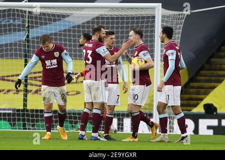 Burnley, Regno Unito. 06 febbraio 2021. Johann Gudmundsson di Burnley (7) festeggia con i suoi compagni di squadra dopo aver segnato il suo 1° goal squadre. Premier League Match, Burnley contro Brighton & Hove Albion al Turf Moor di Burnley, Lancs sabato 6 febbraio 2021. Questa immagine può essere utilizzata solo per scopi editoriali. Solo per uso editoriale, è richiesta una licenza per uso commerciale. Nessun uso nelle scommesse, nei giochi o nelle pubblicazioni di un singolo club/campionato/giocatore. pic di Chris Stading/Andrew Orchard sport photography/Alamy Live news Credit: Andrew Orchard sports photography/Alamy Live News Foto Stock