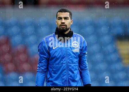 Burnley, Regno Unito. 06 febbraio 2021. Brighton & Hove Albion il portiere Robert Sanchez guarda sopra durante il riscaldamento. Premier League Match, Burnley contro Brighton & Hove Albion al Turf Moor di Burnley, Lancs sabato 6 febbraio 2021. Questa immagine può essere utilizzata solo per scopi editoriali. Solo per uso editoriale, è richiesta una licenza per uso commerciale. Nessun uso nelle scommesse, nei giochi o nelle pubblicazioni di un singolo club/campionato/giocatore. pic di Chris Stading/Andrew Orchard sport photography/Alamy Live news Credit: Andrew Orchard sports photography/Alamy Live News Foto Stock