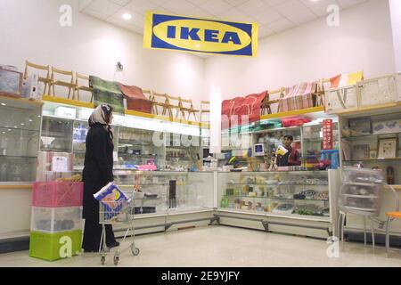 Un supermercato sull'isola iraniana di Kish, nel Golfo Persico, a 12 chilometri dalle coste iraniane, nell'aprile 2004. Molti articoli che non si possono trovare in Iran, sono disponibili in Kish, come Coca Cola, prodotti Ikea, cosmetici francesi. Foto di Orand-Viala/ABACA. Foto Stock