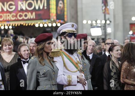 OSCAR - Red Carpet - Sacha Baron Cohen vestito come Ammiraglio Generale Aladeen, il dittatore della Repubblica immaginaria di Wadiya sul tappeto rosso durante l'84th Academy Awards a Los Angeles il 26 febbraio 2012. Foto di Francis Specker Foto Stock