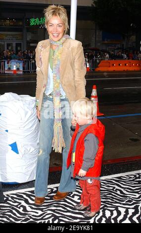 L'attrice statunitense Sharon Stone e suo figlio Roan partecipano alla prima mondiale di "Racing Stripes" al Grauman's Chinese Theatre di Hollywood, Los Angeles, CA, USA, l'8 gennaio 2005. Foto di Lionel Hahn/ABACA. Foto Stock