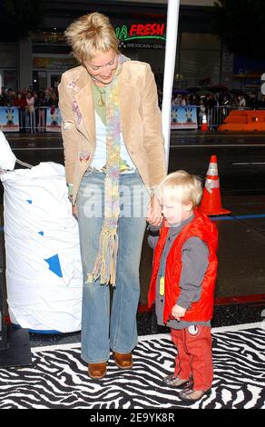 L'attrice statunitense Sharon Stone e suo figlio Roan partecipano alla prima mondiale di "Racing Stripes" al Grauman's Chinese Theatre di Hollywood, Los Angeles, CA, USA, l'8 gennaio 2005. Foto di Lionel Hahn/ABACA. Foto Stock