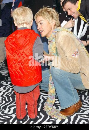 L'attrice statunitense Sharon Stone e suo figlio Roan partecipano alla prima mondiale di "Racing Stripes" al Grauman's Chinese Theatre di Hollywood, Los Angeles, CA, USA, l'8 gennaio 2005. Foto di Lionel Hahn/ABACA. Foto Stock