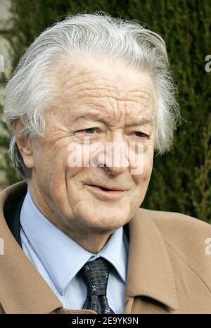 L'ex ministro degli Esteri francese Roland Dumas, nella tomba del presidente francese Francois Mitterrand a Jarnac, in Francia, l'8 gennaio 2005, in occasione del nono anniversario della sua morte. Foto di Patrick Bernard/ABACA. Foto Stock