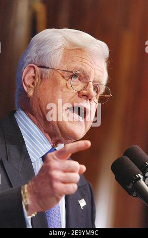 Il Sen. Edward Kennedy (D-Mass.) si rivolge a un pranzo del National Press Club su "UN piano democratico per il futuro dell'America" a Washington DC, USA, il 12 gennaio 2005. Foto di Olivier Douliery/ABACA. Foto Stock
