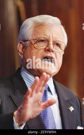 Il Sen. Edward Kennedy (D-Mass.) si rivolge a un pranzo del National Press Club su "UN piano democratico per il futuro dell'America" a Washington DC, USA, il 12 gennaio 2005. Foto di Olivier Douliery/ABACA. Foto Stock