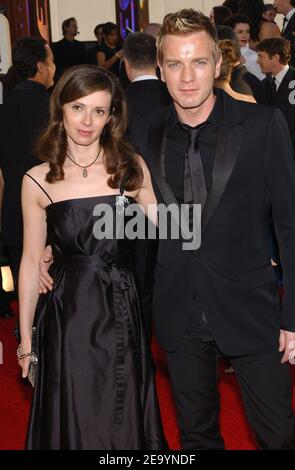 Ewan McGregor e sua moglie Eve Mavrakis arrivano al 62° annuale Golden Globe Awards a Los Angeles, CA, USA il 16 gennaio 2005. Foto di Hahn-Khayat/ABACA Foto Stock