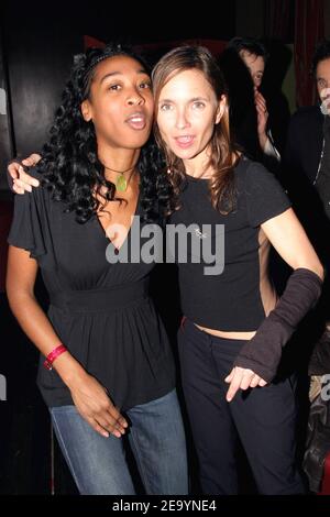 L'umorista francese Axelle Laffont (R) e la presentatrice televisiva Elizabeth Tchoungui partecipano alla festa successiva alla mostra di una donna di Axelle Laffont a l'Etoile a Parigi, Francia, il 15 gennaio 2005. Phorto di Benoit Pinguet/ABACA. Foto Stock