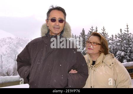 L'attrice e regista francese Josiane Balasko si pone con l'attore francese Thierry Lhermitte ad una fotocellula per presentare il loro film 'l'ex femme de ma vie' durante il 'Festival du Film de Comedie' a l'Alpe d'Huez, Francia, il 19 gennaio 2005. Foto di Bruno Klein/ABACA Foto Stock