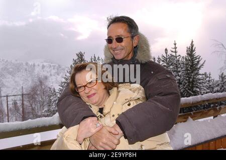 L'attrice e regista francese Josiane Balasko si pone con l'attore francese Thierry Lhermitte ad una fotocellula per presentare il loro film 'l'ex femme de ma vie' durante il 'Festival du Film de Comedie' a l'Alpe d'Huez, Francia, il 19 gennaio 2005. Foto di Bruno Klein/ABACA Foto Stock