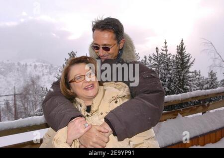 L'attrice e regista francese Josiane Balasko si pone con l'attore francese Thierry Lhermitte ad una fotocellula per presentare il loro film 'l'ex femme de ma vie' durante il 'Festival du Film de Comedie' a l'Alpe d'Huez, Francia, il 19 gennaio 2005. Foto di Bruno Klein/ABACA Foto Stock