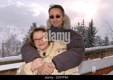 L'attrice e regista francese Josiane Balasko si pone con l'attore francese Thierry Lhermitte ad una fotocellula per presentare il loro film 'l'ex femme de ma vie' durante il 'Festival du Film de Comedie' a l'Alpe d'Huez, Francia, il 19 gennaio 2005. Foto di Bruno Klein/ABACA Foto Stock