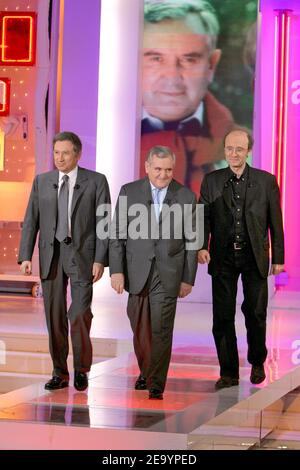 (L-R) il presentatore televisivo francese Michel Drucker, il primo ministro francese Jean-Pierre Raffarin e il fumettista belga Philippe Geluck durante la registrazione del talk show televisivo di Drucker 'Vivement Dimanche' allo Studio Gabriel di Parigi, Francia, il 19 gennaio 2005. Dedicato in particolare a Raffarin, lo spettacolo sarà trasmesso domenica 23 gennaio sul canale televisivo France 2. Foto di Jean-Jacques Datchary/ABACA. Foto Stock