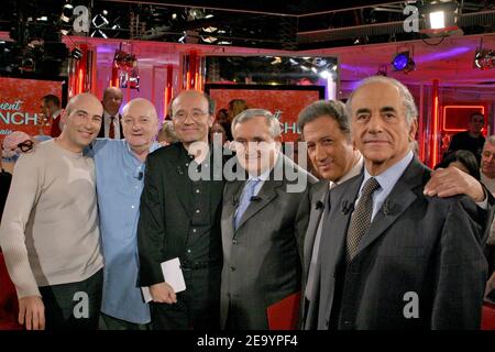 (L-R) umorista e imitatore francese Nicolas Canteloup, giornalista francese Jean-Pierre Coffe, fumettista belga Philippe Geluck, primo ministro francese Jean-Pierre Raffarin, presentatore televisivo Michel Drucker e giornalista televisivo Jean-Pierre Elkabbach durante la registrazione del talk show televisivo di Drucker "Vivement Dimanche" allo Studio Gabriel di Parigi, Francia, il 19 gennaio 2005. Dedicato in particolare a Raffarin, lo spettacolo sarà trasmesso domenica 23 gennaio sul canale televisivo France 2. Foto di Jean-Jacques Datchary/ABACA. Foto Stock