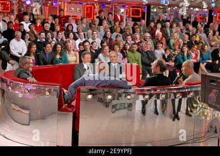 (L-R) il primo ministro francese Jean-Pierre Raffarin, il presentatore televisivo Michel Drucker, il giornalista Jean-Pierre Coffe, il giornalista televisivo Jean-Pierre Elkabbach, il fumettista belga Philippe Geluck e l'umorista e imitatore Nicolas Canteloup durante la registrazione del talk show televisivo di Drucker "Vivement Davanche" allo Studio Gabriel di Parigi, Francia, il 19 gennaio 2005. Dedicato in particolare a Raffarin, lo spettacolo sarà trasmesso domenica 23 gennaio sul canale televisivo France 2. Foto di Jean-Jacques Datchary/ABACA. Foto Stock