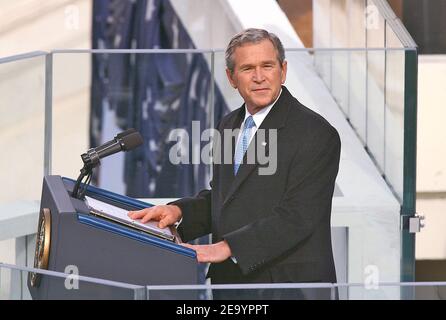 Il presidente degli Stati Uniti George W. Bush ha tenuto il suo discorso del giorno di inaugurazione durante le cerimonie di inaugurazione su Capitol Hill a Washington, 20 gennaio 2005, come la prima signora Laura Bush guarda sopra. Foto di Douliery-Khayat/ABACA. Foto Stock