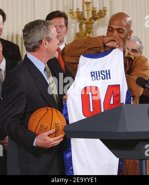 Il presidente George W. Bush riceve una maglia dal giocatore di pistoni, Chauncey Billups durante un'occasione fotografica con i pistoni di Detroit, campioni 2004 della National Basketball Association alla Casa Bianca, stanza orientale il 31 gennaio 2005, a Washington, D.C, Stati Uniti. Foto di Olivier Douliery/ABACA. Foto Stock
