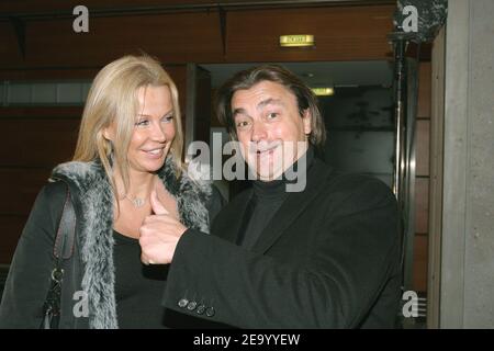 Il tennista francese Henri Leconte e la sua fidanzata fiorentina partecipano alla sfilata di moda dello stilista italiano Francesco Smallto al Carrousel de Louvre di Parigi, in Francia, il 31 gennaio 2005. Foto di Benoit Pinguet/ABACA. Foto Stock