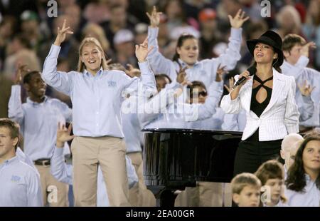 La musicista Alicia Keys e 150 bambini della Florida School for the Death and Blind di St. Augustine suonano -America The Beautiful- in omaggio al defunto Ray Charles durante il Super Bowl XXXIX Halftime Show presso lo stadio Alltell di Jacksonville, FL, il 6 febbraio 2005. Foto di Lionel Hahn/ABACA Foto Stock